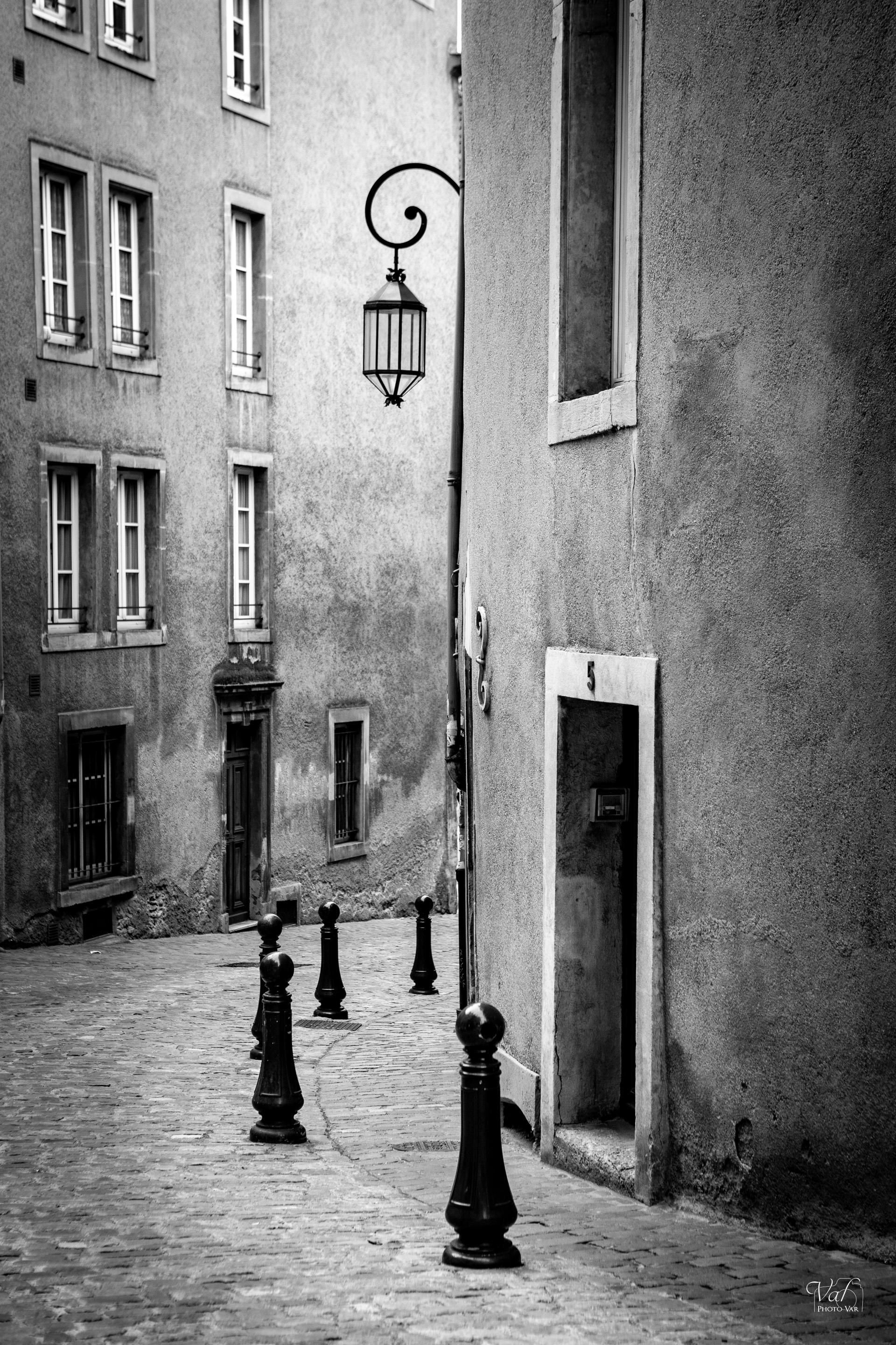 Rue de Metz France photo noir et blanc. Revelles